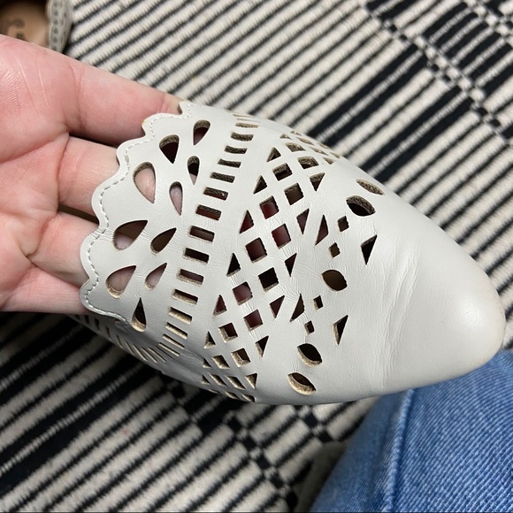 Cute pattern holed flats - Picture 4 of 6